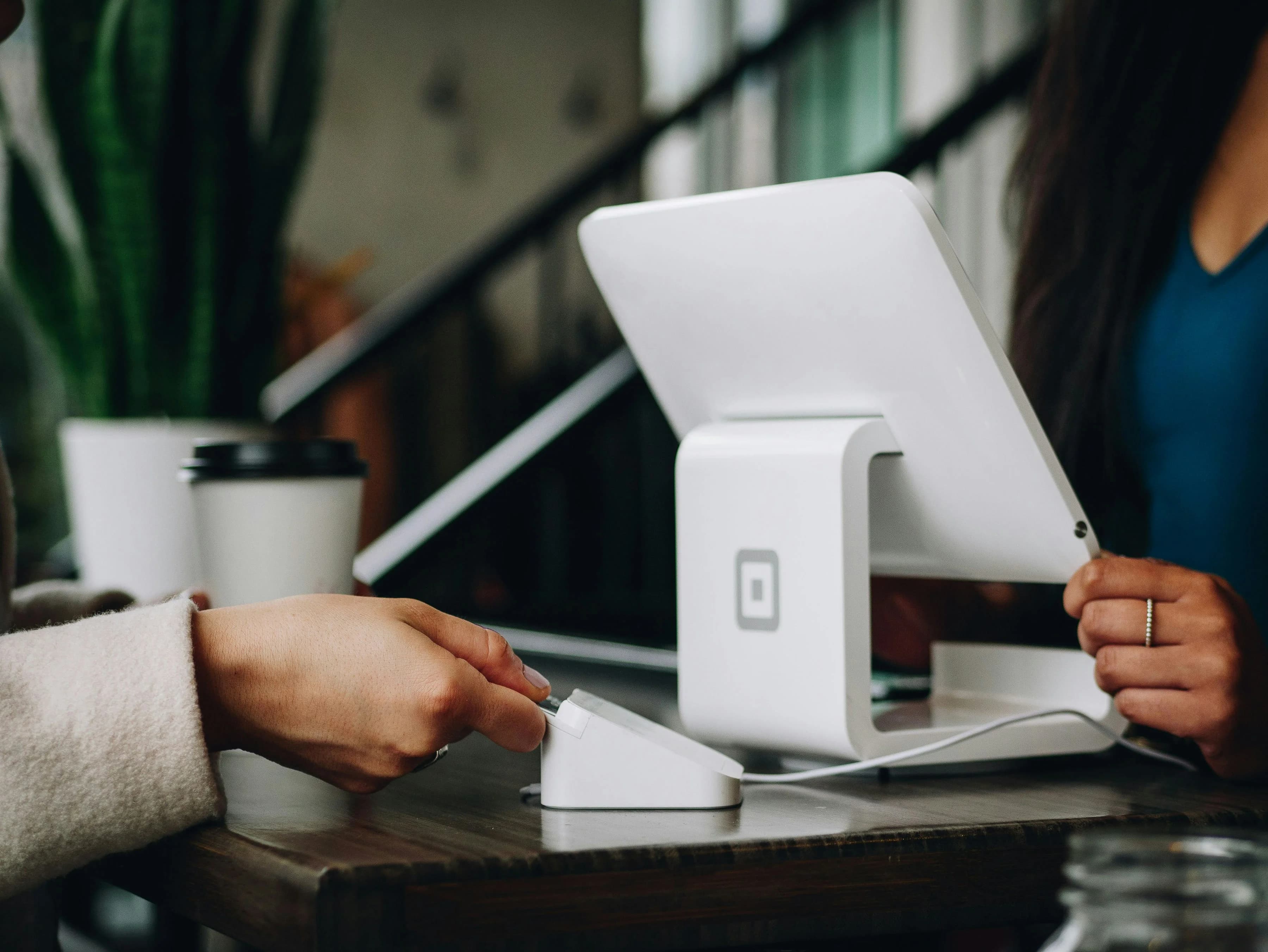 Emprendedor gestionando pedidos de su tienda online